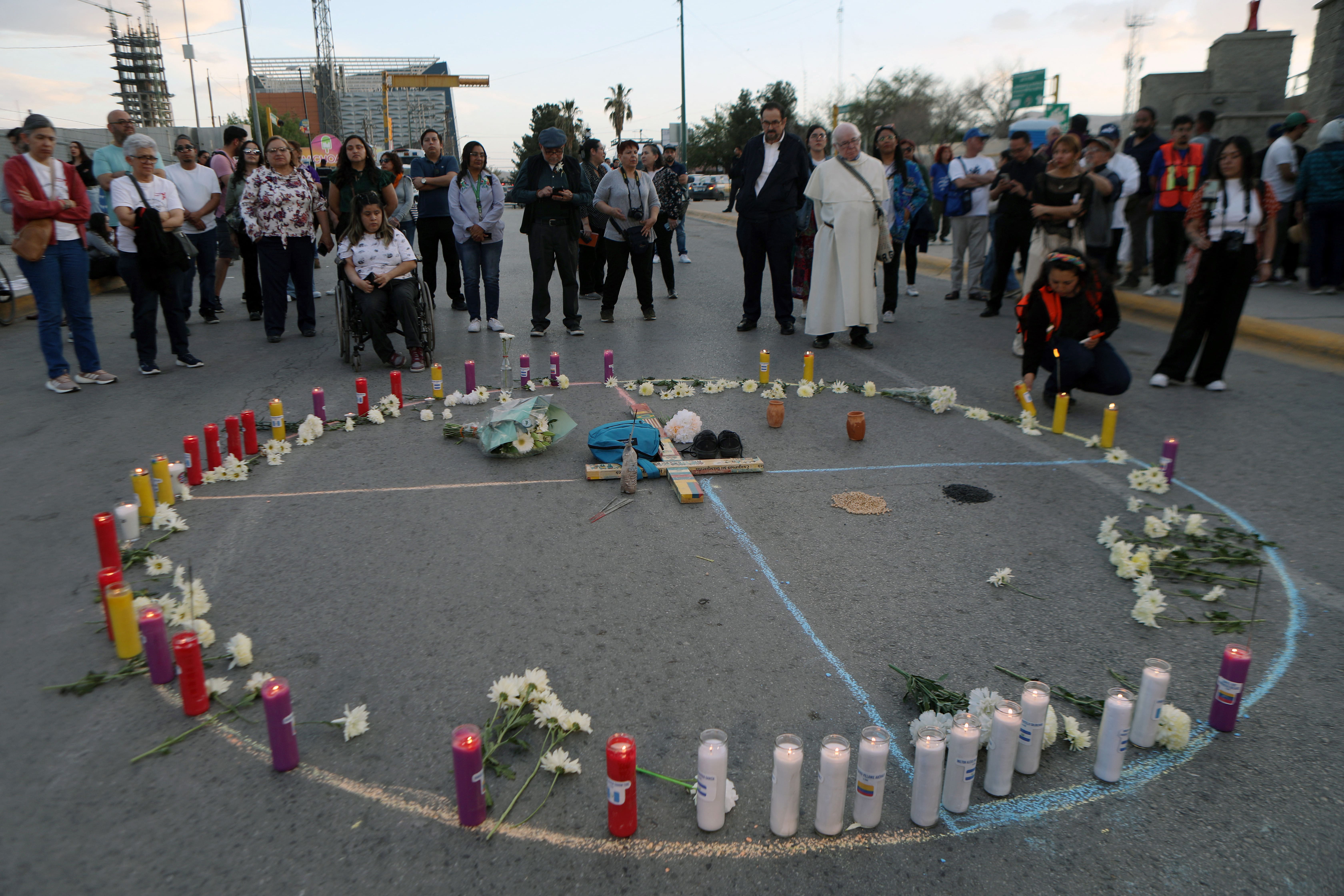 Des personnes se rassemblent devant un cercle de bougies lors de la « Veille pour le souvenir et la justice »